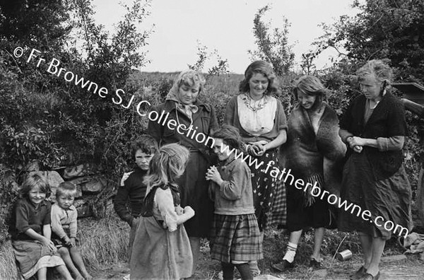 PATRICK DONOHUE & FAMILY TINKERS AT TREE